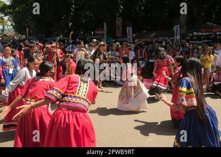 Malaybalay City, Philippines - des groupes ethniques tribaux à Bukidnon se joignent à une danse de rue communautaire pendant le festival Kaamulan. Événement indigène coloré. Banque D'Images