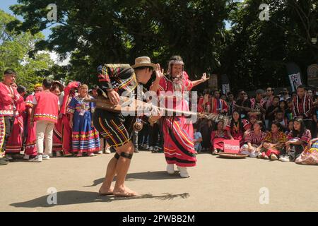 Malaybalay City, Philippines - des groupes ethniques tribaux à Bukidnon se joignent à une danse de rue communautaire pendant le festival Kaamulan. Événement indigène coloré. Banque D'Images