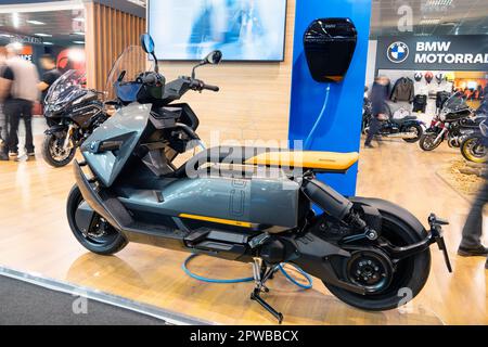 Belgrade, Serbie - 22 mars 2023: Scooter électrique BMW ce 04 au salon international de l'auto Banque D'Images