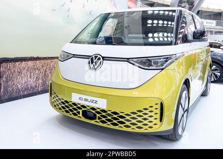 Belgrade, Serbie - 22 mars 2023: Electric van Volkswagen ID.BUZZ au salon de la voiture BG Banque D'Images