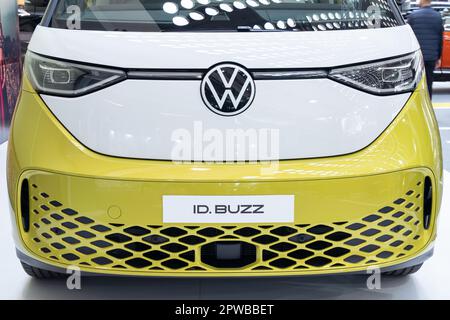 Belgrade, Serbie - 22 mars 2023: Electric van Volkswagen ID.BUZZ au salon de la voiture BG Banque D'Images