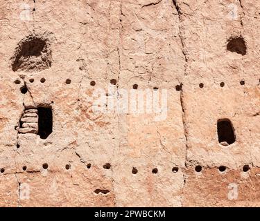 Une image abstraite est faite à partir de trous de poutres et de grottes d'une ancienne civilisation d'habitation de falaise dans le monument national de Bandelier près de Santa Fe, New Mexi Banque D'Images