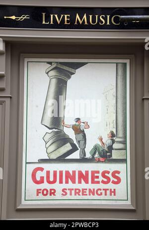 Guinness pour la publicité de force à l'extérieur d'un pub à Derry Banque D'Images