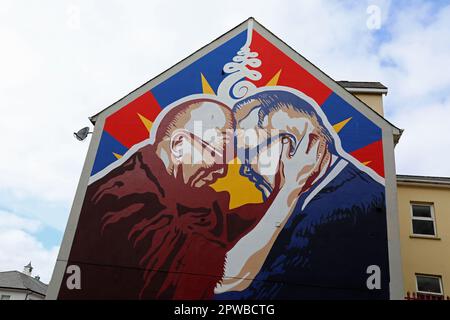 Fresque à Derry du Dalaï Lama avec Richard Moore, aveuglé par une balle de caoutchouc pendant les troubles Banque D'Images