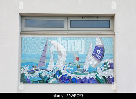 Mosaïque sur la façade du County Antrim Sailing Club à Whitehead Banque D'Images