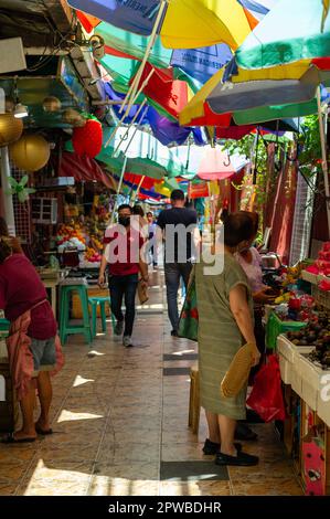 Jolis parasols dans un marché de rue de Chinatown à Manille Banque D'Images