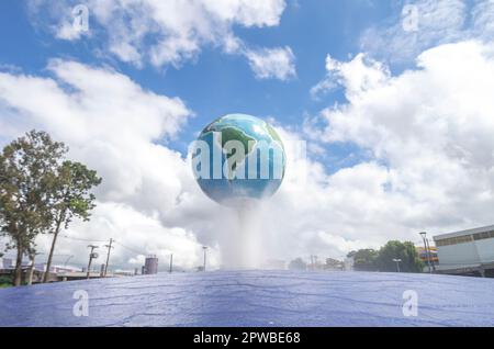 Vinhedo-sp,brazil-27 avril,2023 structure de la ville présentant la planète Terre avec ciel bleu avec nuages en arrière-plan. Banque D'Images