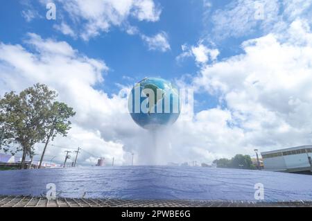 Vinhedo-sp,brazil-27 avril,2023 structure de la ville présentant la planète Terre avec ciel bleu avec nuages en arrière-plan. Banque D'Images