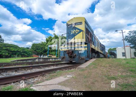 Vinhedo-sp,brasil-27,2023 ancienne gare de Vinhedo avec MRS train m.r.s passant sur les voies, le train transporte des machines de construction. Banque D'Images
