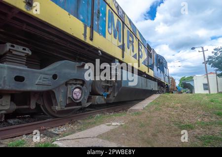 Vinhedo-sp,brasil-27,2023 ancienne gare de Vinhedo avec MRS train m.r.s passant sur les voies, le train transporte des machines de construction. Banque D'Images