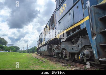 Vinhedo-sp,brasil-27,2023 ancienne gare de Vinhedo avec MRS train m.r.s passant sur les voies, le train transporte des machines de construction. Banque D'Images