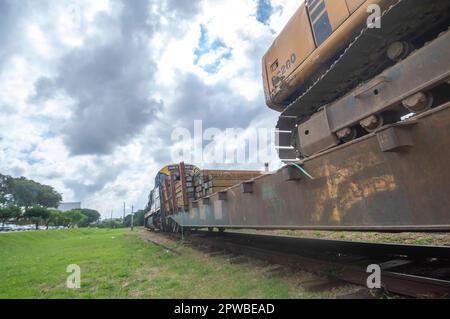 Vinhedo-sp,brasil-27,2023 ancienne gare de Vinhedo avec MRS train m.r.s passant sur les voies, le train transporte des machines de construction. Banque D'Images