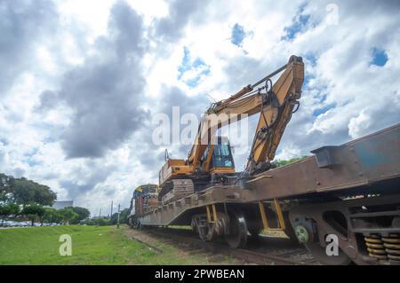Vinhedo-sp,brasil-27,2023 ancienne gare de Vinhedo avec MRS train m.r.s passant sur les voies, le train transporte des machines de construction. Banque D'Images