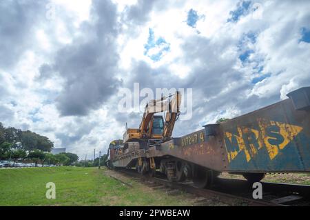 Vinhedo-sp,brasil-27,2023 ancienne gare de Vinhedo avec MRS train m.r.s passant sur les voies, le train transporte des machines de construction. Banque D'Images