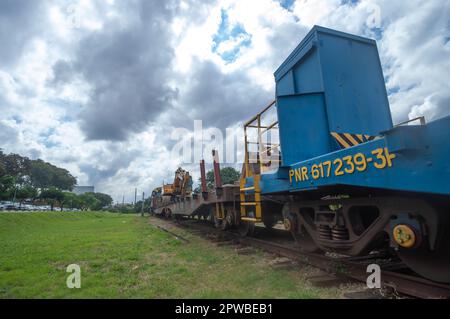 Vinhedo-sp,brasil-27,2023 ancienne gare de Vinhedo avec MRS train m.r.s passant sur les voies, le train transporte des machines de construction. Banque D'Images
