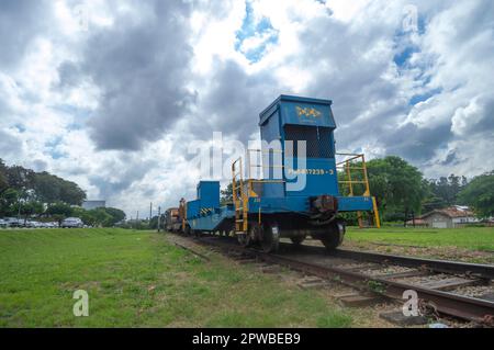 Vinhedo-sp,brasil-27,2023 ancienne gare de Vinhedo avec MRS train m.r.s passant sur les voies, le train transporte des machines de construction. Banque D'Images
