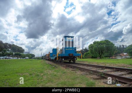 Vinhedo-sp,brasil-27,2023 ancienne gare de Vinhedo avec MRS train m.r.s passant sur les voies, le train transporte des machines de construction. Banque D'Images