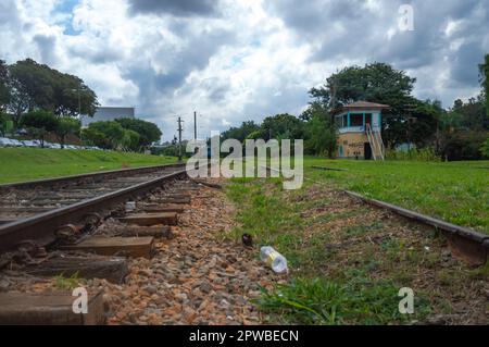 Vinhedo-sp,brasil-27,2023 ancienne gare de Vinhedo avec MRS train m.r.s passant sur les voies, le train transporte des machines de construction. Banque D'Images