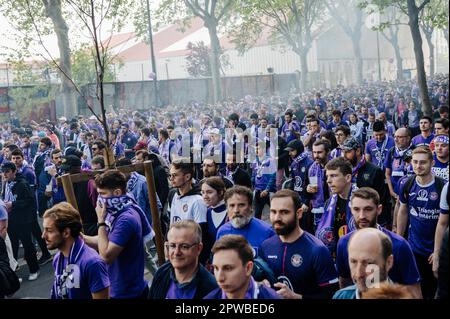 Paris, France. 29th avril 2023. Jan Schmidt-Whitley/le Pictorium - finale de la coupe française au Stade de France à Saint-Denis - 29/4/2023 - France / Seine Saint Denis / Saint-Denis - Toulouse les fans arrivent près du stade et attendent de passer des contrôles de sécurité. Les Ultras du club ont des bombes de fumée. Des dizaines de milliers de fans de Nantes et de Toulouse se sont rendus au Stade de France pour assister à la finale de la coupe française. Certains activistes ont remis des brassards et des sifflets rouges suite à une décision du tribunal administratif d'annuler la décision de la préfecture de Paris d'interdire les rassemblements de protestation. Crédit: LE PICTORI Banque D'Images