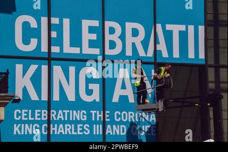 Londres, Angleterre, Royaume-Uni. 29th avril 2023. Les travailleurs installent une célébration du couronnement à Coutts, dans le Strand, avant le couronnement du roi Charles III, qui a lieu sur 6 mai. (Credit image: © Vuk Valcic/ZUMA Press Wire) USAGE ÉDITORIAL SEULEMENT! Non destiné À un usage commercial ! Crédit : ZUMA Press, Inc./Alay Live News Banque D'Images