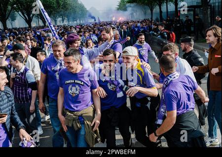 Paris, France. 29th avril 2023. Jan Schmidt-Whitley/le Pictorium - finale de la coupe française au Stade de France à Saint-Denis - 29/4/2023 - France / Seine Saint Denis / Saint-Denis - Toulouse les fans arrivent près du stade et attendent de passer des contrôles de sécurité. Les Ultras du club ont des bombes de fumée. Des dizaines de milliers de fans de Nantes et de Toulouse se sont rendus au Stade de France pour assister à la finale de la coupe française. Certains activistes ont remis des brassards et des sifflets rouges suite à une décision du tribunal administratif d'annuler la décision de la préfecture de Paris d'interdire les rassemblements de protestation. Crédit: LE PICTORI Banque D'Images