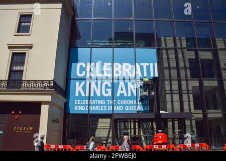 Londres, Angleterre, Royaume-Uni. 29th avril 2023. Les travailleurs installent une célébration du couronnement à Coutts, dans le Strand, avant le couronnement du roi Charles III, qui a lieu sur 6 mai. (Credit image: © Vuk Valcic/ZUMA Press Wire) USAGE ÉDITORIAL SEULEMENT! Non destiné À un usage commercial ! Crédit : ZUMA Press, Inc./Alay Live News Banque D'Images