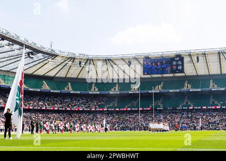 Twickenham, Royaume-Uni. 28th avril 2023. Les deux équipes s'alignent sur les hymnes nationaux lors du match des six Nations femmes de TikTok Angleterre contre France au stade de Twickenham, à Twickenham, Royaume-Uni, 29th avril 2023 (photo de Nick Browning/News Images) à Twickenham, Royaume-Uni, le 4/28/2023. (Photo de Nick Browning/News Images/Sipa USA) crédit: SIPA USA/Alay Live News Banque D'Images