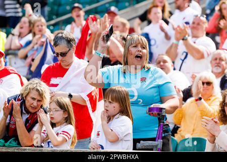 Les fans de l'Angleterre lors du match des six nations des femmes TikTok Angleterre contre la France au stade de Twickenham, Twickenham, Royaume-Uni. 29th avril 2023. (Photo de Nick Browning/News Images) à Twickenham, Royaume-Uni, le 4/28/2023. (Photo de Nick Browning/News Images/Sipa USA) crédit: SIPA USA/Alay Live News Banque D'Images