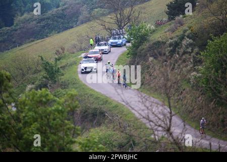 Las Tiendas, Espagne, 29th avril 2023: Le groupe de chasse tirant par Team Kern Pharma pendant la phase 2nd de Vuelta a Asturias 2023 entre Candas et Cangas del Narcea, on 29 avril 2023, à Las Tiendas, Espagne. Credit: Alberto Brevers / Alay Live News Banque D'Images