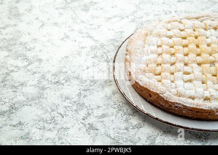 vue de face délicieuse tarte douce avec sucre poudre à l'intérieur de l'assiette sur fond blanc biscuit gâteau pâtisserie fruits de vacances sucre cookie thé Banque D'Images