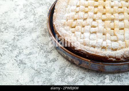 vue de face délicieux tarte sucrée en poudre à l'intérieur de la casserole sur fond blanc biscuit gâteau pâtisserie sucre cookie thé fruit Banque D'Images