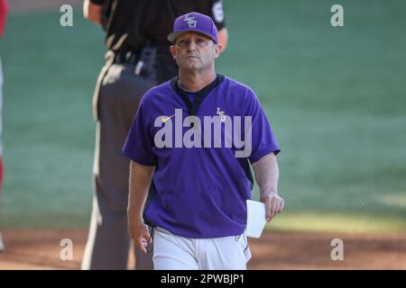 Bâton Rouge, LA, États-Unis. 29th avril 2023. Jay Johnson, entraîneur en chef de l'UES, revient au dugout pendant l'action de baseball de la NCAA entre le Tide de Crimée de l'Alabama et les Tigers de l'UES au stade Alex Box, Skip bertman Field à Baton Rouge, EN LOUISIANE. Jonathan Mailhes/CSM/Alamy Live News Banque D'Images