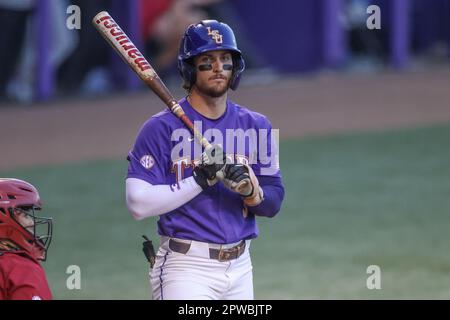 Bâton Rouge, LA, États-Unis. 29th avril 2023. Les équipes de Dylan de LSU (3) se présentent à la dugout pour trouver un panneau lors de l'action de baseball NCAA entre le Tide de Crimson d'Alabama et les Tigers de LSU au stade Alex Box, Skip bertman Field à Baton Rouge, LA. Jonathan Mailhes/CSM/Alamy Live News Banque D'Images