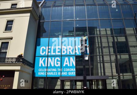 Londres, Royaume-Uni. 29th avril 2023. Les travailleurs installent une célébration du couronnement à Coutts sur le Strand avant le couronnement du roi Charles III, qui a lieu sur 6 mai. Credit: Vuk Valcic/Alamy Live News Banque D'Images