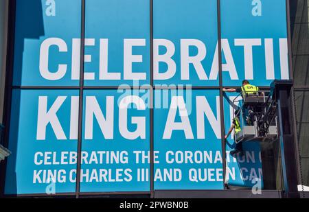 Londres, Royaume-Uni. 29th avril 2023. Les travailleurs installent une célébration du couronnement à Coutts sur le Strand avant le couronnement du roi Charles III, qui a lieu sur 6 mai. Credit: Vuk Valcic/Alamy Live News Banque D'Images