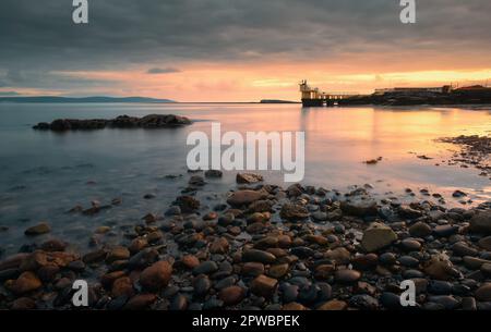 Spectaculaire coucher de soleil nuageux paysage marin de la tour de plongée de Blacrock sur la plage de Salthill à Galway, Irlande Banque D'Images