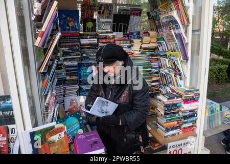 Moscou, Russie. 29th avril 2023. Une femme vend des journaux et des livres russes dans un kiosque à journaux situé sur le boulevard Gogogolevsky, dans le centre de Moscou, en Russie Banque D'Images