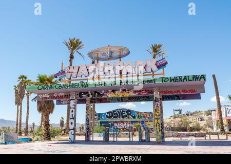 Le parc aquatique Rock-A-Hoola a ouvert ses portes en 1962 dans le désert de Mojave près de Barstow et a fermé pour de bon en 2004. Il est maintenant abandonné et couvert de graffiti. Banque D'Images