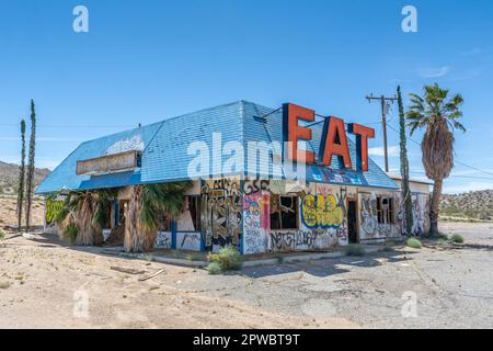 La sortie Halloran Springs sur l'I-15 entre Los Angeles et Las Vegas n'offre rien d'autre qu'une station-service abandonnée et ce restaurant. Banque D'Images