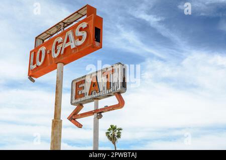 La sortie Halloran Springs sur l'I-15 entre Los Angeles et Las Vegas n'offre rien d'autre qu'une station-service et un restaurant abandonnés. Banque D'Images