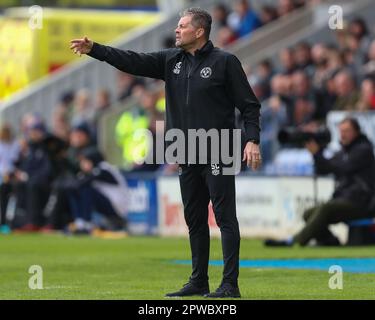 Steve Cotterill, directeur de Shrewsbury Town, donne des instructions à ses joueurs lors du match Sky Bet League 1 Shrewsbury Town vs Sheffield mercredi à Greenhous Meadow, Shrewsbury, Royaume-Uni, 29th avril 2023 (photo de Gareth Evans/News Images) Banque D'Images