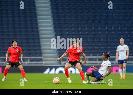 Londres, Royaume-Uni. 29th avril 2023. Londres, Angleterre, 29 avril 2023 : Rebekah Stott (13 Brighton & Hove Albion) contrôle le ballon pendant le match de la Super League FA Womens entre Tottenham Hotspur et Brighton & Hove Albion à Londres, en Angleterre. (Alexander Canillas/SPP) crédit: SPP Sport Press photo. /Alamy Live News Banque D'Images