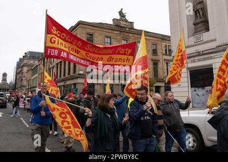 Glasgow, Écosse, Royaume-Uni. 29th avril 2023. Les membres du Syndicat des SCP dirigent la marche de mai du Conseil syndical des métiers de Glasgow depuis George Square pour un rassemblement à Queen's Park. Credit: Richard Gass/Alay Live News Banque D'Images