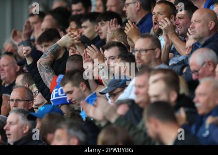 Shrewsbury, Royaume-Uni. 29th avril 2023. Sheffield mercredi fans pendant le match Sky Bet League 1 Shrewsbury Town vs Sheffield mercredi à Greenhous Meadow, Shrewsbury, Royaume-Uni, 29th avril 2023 (photo de Gareth Evans/News Images) à Shrewsbury, Royaume-Uni le 4/29/2023. (Photo de Gareth Evans/News Images/Sipa USA) Credit: SIPA USA/Alay Live News Banque D'Images