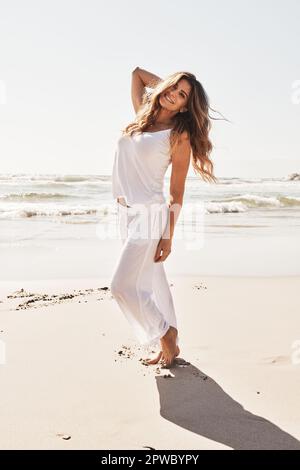 J'ai rêvé de ces journées d'été insouciantes. Portrait d'une jeune femme passant un peu de temps à la plage. Banque D'Images