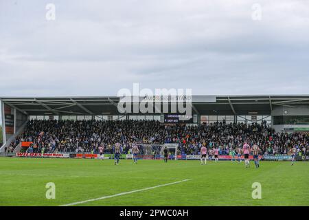 Shrewsbury, Royaume-Uni. 29th avril 2023. The Sheffield Wednesday fans pendant le match Sky Bet League 1 Shrewsbury Town vs Sheffield Wednesday at Greenhous Meadow, Shrewsbury, Royaume-Uni, 29th avril 2023 (photo de Gareth Evans/News Images) à Shrewsbury, Royaume-Uni, le 4/29/2023. (Photo de Gareth Evans/News Images/Sipa USA) Credit: SIPA USA/Alay Live News Banque D'Images