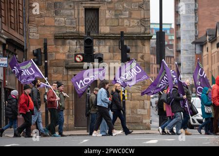 Glasgow, Écosse, Royaume-Uni. 29th avril 2023. Les membres du Syndicat des SCP dirigent la marche de mai du Conseil syndical des métiers de Glasgow depuis George Square pour un rassemblement à Queen's Park. Credit: Richard Gass/Alay Live News Banque D'Images
