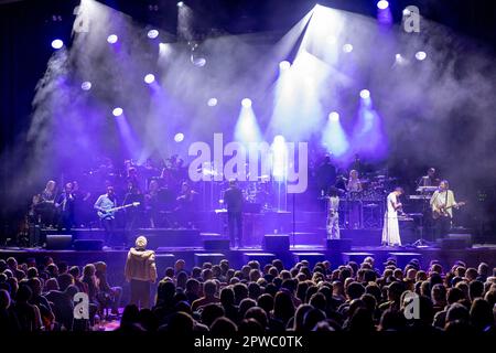 Édimbourg, Royaume-Uni. 29th avril 2023. James se produit en direct au Edinburgh Usher Hall le samedi 29th avril 20231 pour promouvoir leur tournée « James durait » et la sortie d'un double album, tous deux avec un orchestre complet et un chœur gospel pour célébrer l'anniversaire du groupe en 40th. Membres du groupe: Jim Glennie - guitare basse, voix de soutien Tim Booth - voix de chef Adrian Oxaal - guitare de chef, violoncelle David Baynton-Power - batterie, percussion Saul Davies - guitare rythmique, guitare acoustique, violon, percussion, voix de soutien Mark Hunter - claviers, piano, programmation Andy Diagram - trompette, percussion, soutien vo Banque D'Images