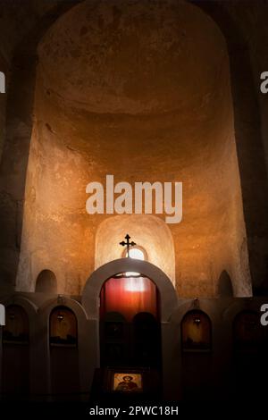 2019-7-20 Gori Georgia -à l'intérieur de l'église médiévale au sommet de l'ancienne ville-grotte de la ville roc-hewn d'Uplistsikhe en Géorgie orientale Banque D'Images