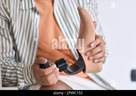 Jeune homme handicapé tenant une prothèse de pied de jambe, vue rapprochée. Banque D'Images
